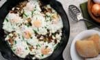 طريقة عمل البيض المقلي بالبصل والبندورة